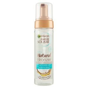 Garnier Ambre Solaire Selbstbräunungsmousse Natural Bronzer, Gesicht und Körper, für eine natürliche Bräunung bis zu einer Woche, vegane Formel, angereichert mit feuchtigkeitsspendendem Kokoswasser,